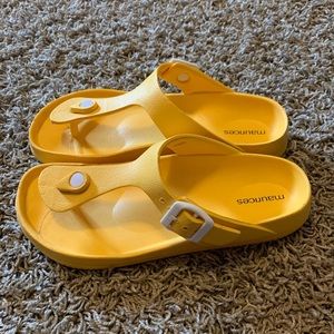 Maurice’s sandals size 9. Barely worn.